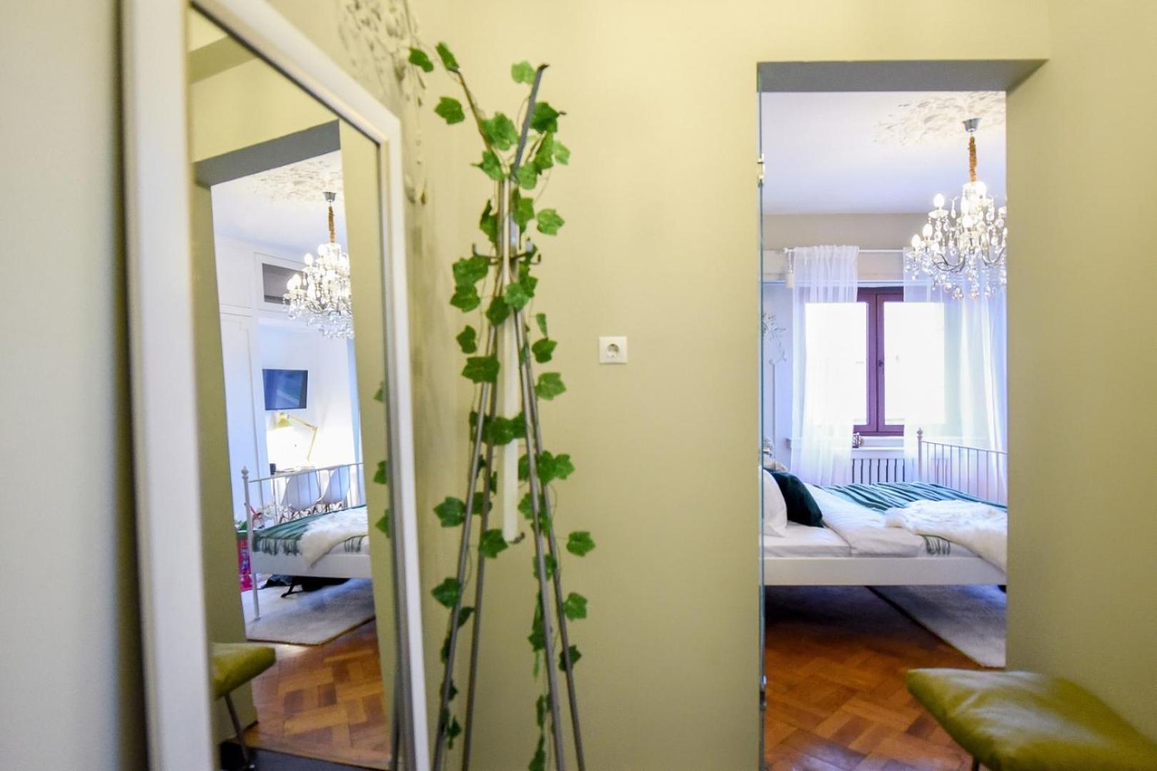Cozy Studio Overlooking The Old Town Bukarest Kültér fotó